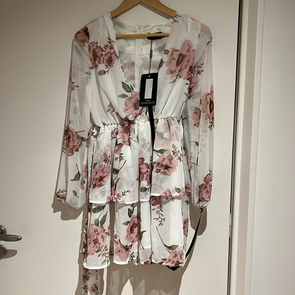 NWT Pretty Little Thing White Floral Chiffon Double Tier Plunge Skater Dress 4 - Picture 3 of 7